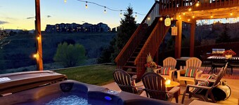 Creekside Mountain View Retreat, Hot Tub, Sleeps 14, 6 Kings, 5 bathrooms