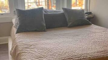 Tabla de planchar con plancha, wifi y ropa de cama