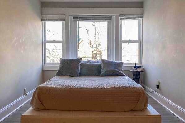 Tabla de planchar con plancha, wifi y ropa de cama