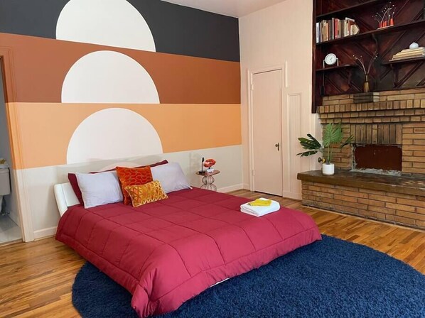 Tabla de planchar con plancha, wifi y ropa de cama 