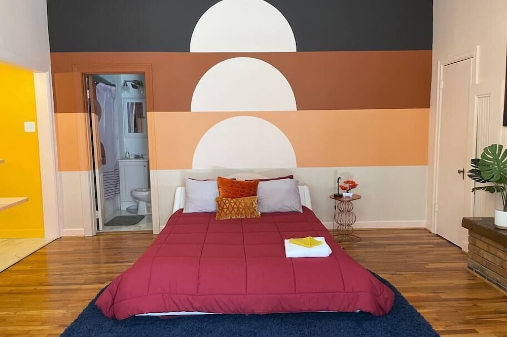 Retro Chic 70s studio in the Heart of the City