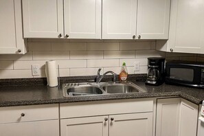 Fridge, microwave, stovetop, coffee/tea maker - Private Studio Downtown - UK Campus/Downtown/Rupp (Lexington)
