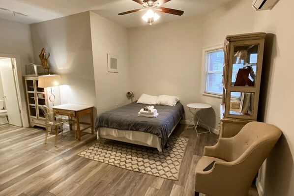 Tabla de planchar con plancha, wifi y ropa de cama 