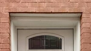 A white door with a number 4 plaque, a small window, and a metal handle. - Stylish Studio Apartment in Downtown Lexington (Lexington)