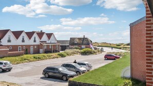 A residential area with houses, parked cars, and a clear sky. - Nice apartment in Fanø with WiFi (Fanø)