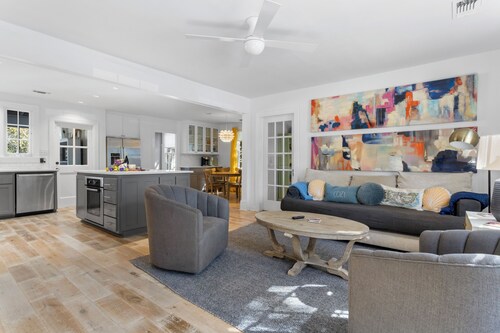 Half a Block to the Beach! Come Bay-Cation here, Spacious House to fit everyone
