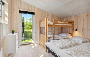4 bedrooms, travel crib, free WiFi