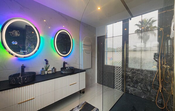 Combined shower/tub