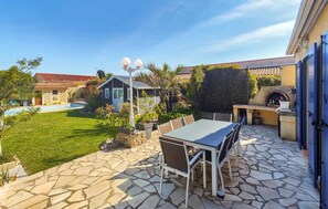 Outdoor dining - Nice home in Sérignan (Sérignan)