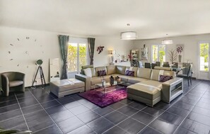 Living area - Beautiful home in Sérignan (Sérignan)