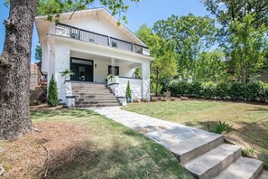 Exterior - ✧Elmsgate✧ - A historic designer dream home w/ family friendly amenities , cozy porch&games near DT (Birmingham)