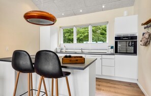 Fridge, dishwasher, coffee/tea maker - Stunning home in Hemmet with WiFi (Hemmet)