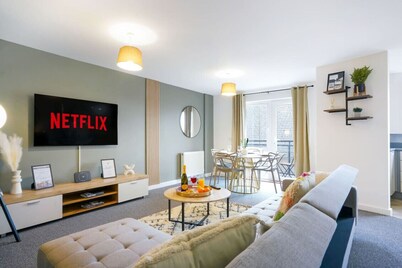 Stylish City Centre Apartment • Free Parking • Self-Check-In • Fast Wifi • SmartTVs • Yoko Property