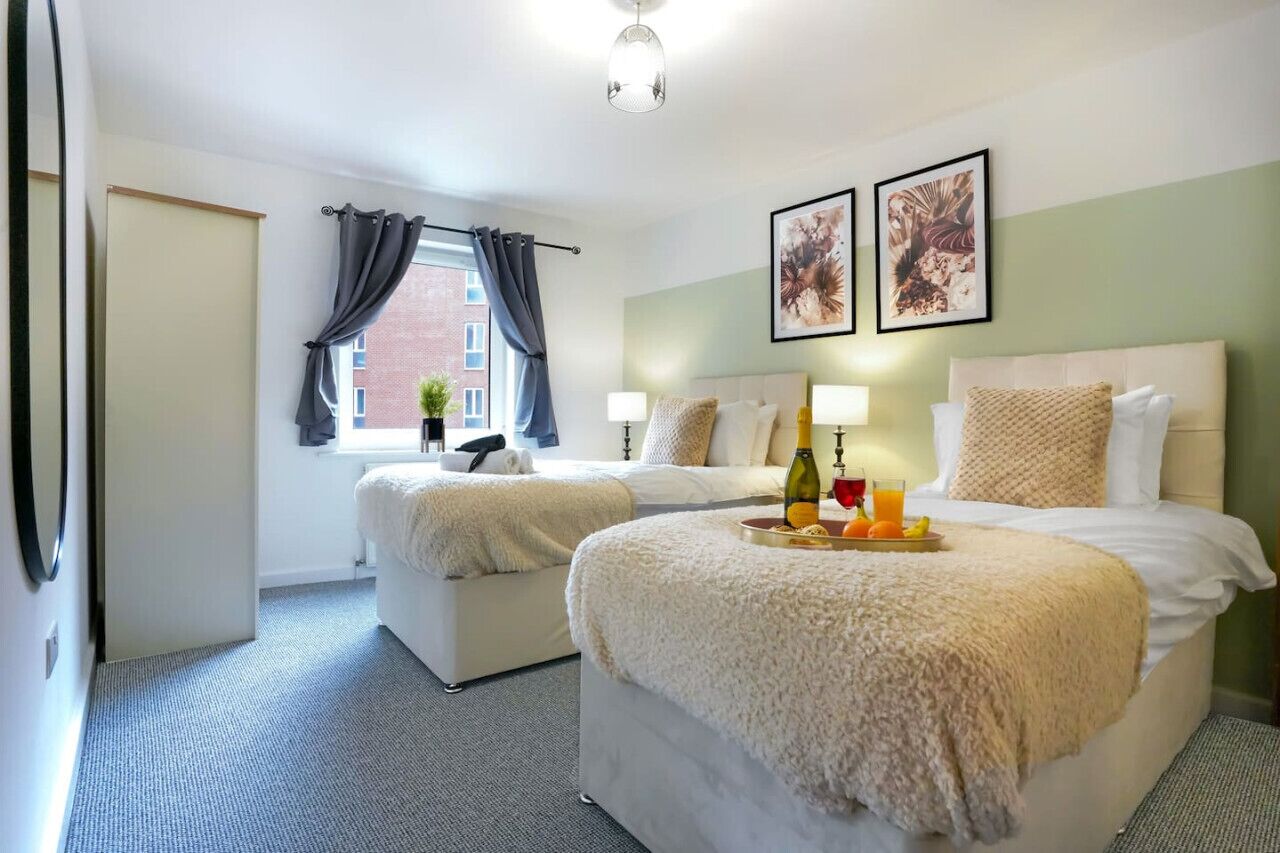 2 habitaciones, escritorio y tabla de planchar con plancha 