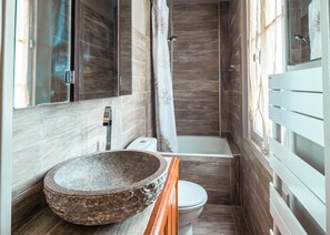 Een douche, een haardroger, een bidet, handdoeken