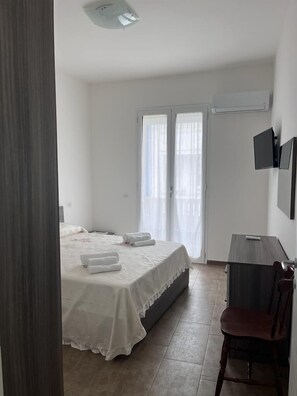 Habitació quàdruple, 2 dormitoris, vistes a la platja | Llençols italians de la marca Frette i roba de llit d'alta qualitat 