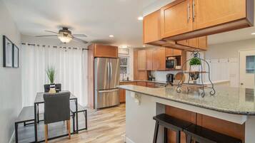 Réfrigérateur, un four, surface de cuisson, lave-vaisselle