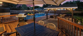 Poolside Playhouse: Beach Getaway, Firepit & Games