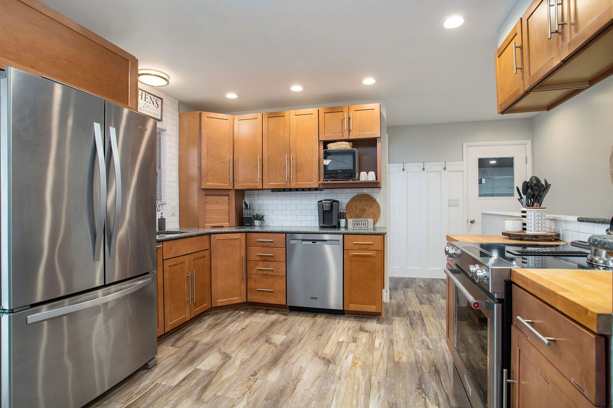 Réfrigérateur, un four, surface de cuisson, lave-vaisselle