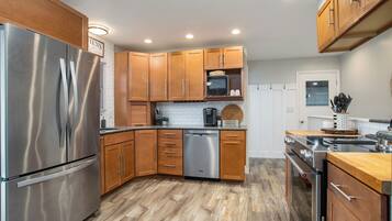 Réfrigérateur, un four, surface de cuisson, lave-vaisselle