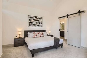 4 Schlafzimmer, Bügeleisen/Bügelbrett