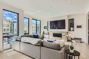TV - Brand New Home| Walk to Town | Close to Skiing (Silverthorne)