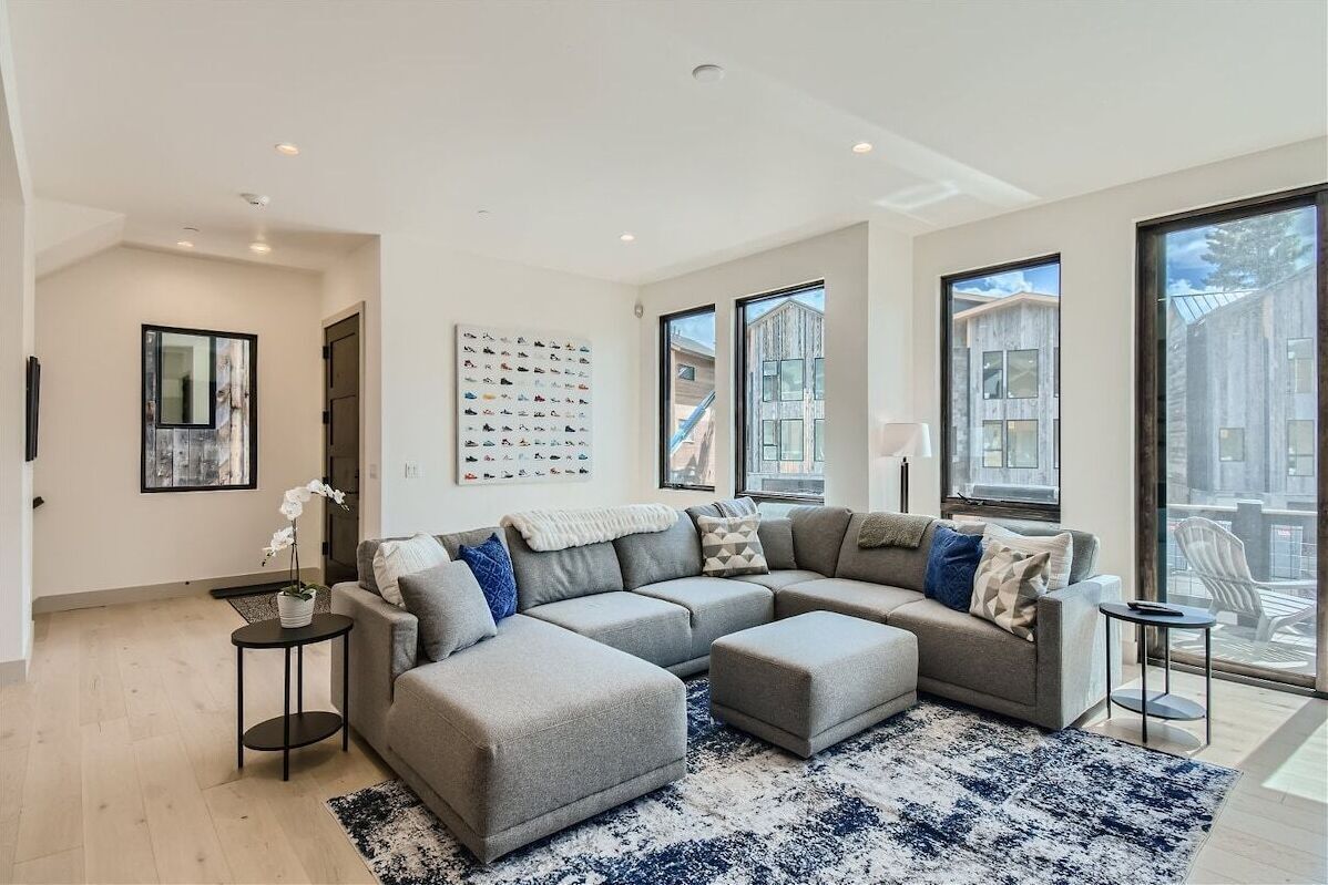 Luxury Retreat| Walk to Town | Modern Brand New