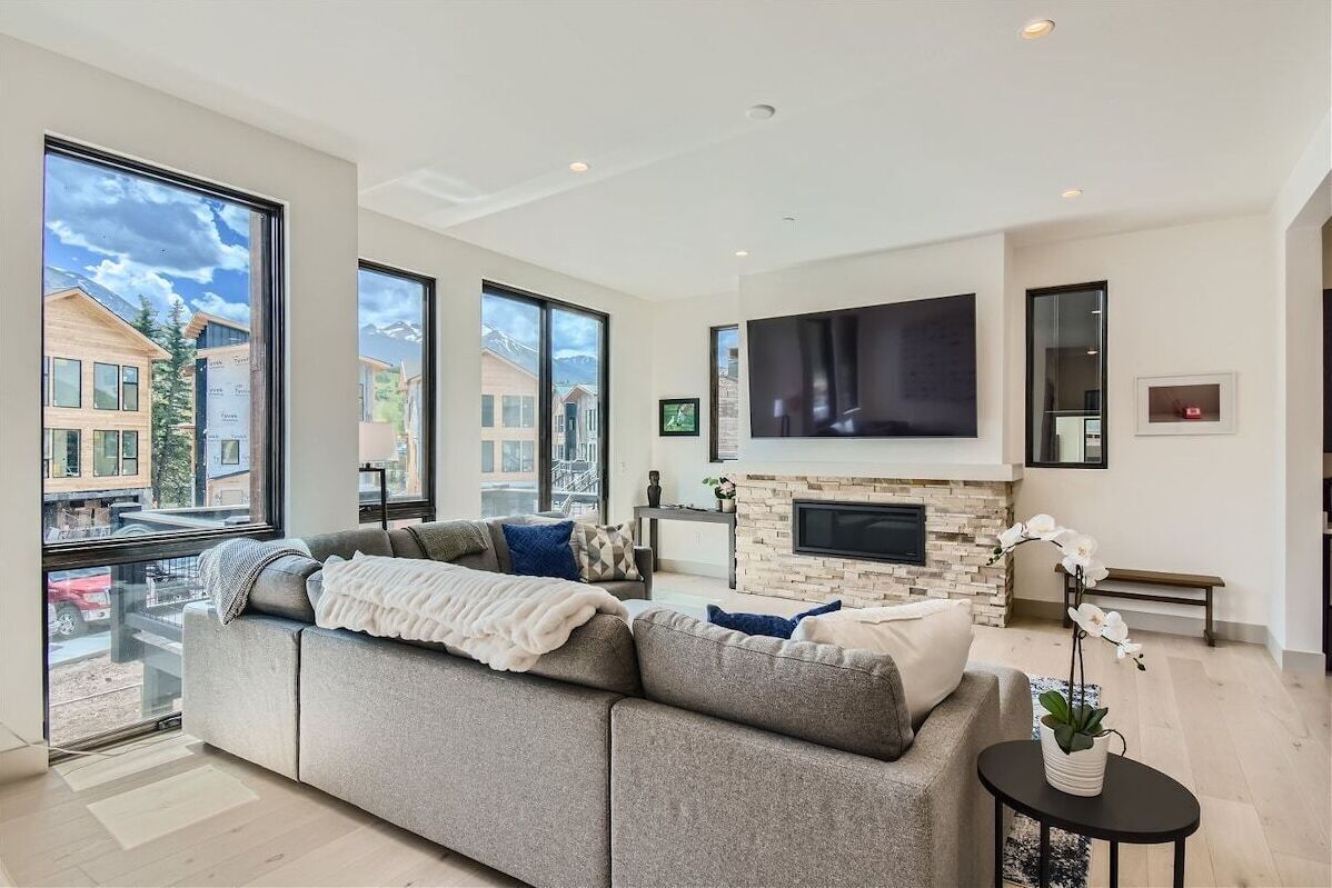 Luxury Retreat| Walk to Town | Modern Brand New