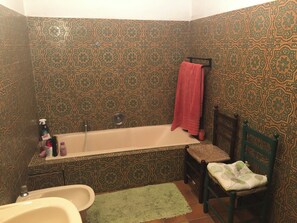 Dusche, Haartrockner, Bidet, Handtücher