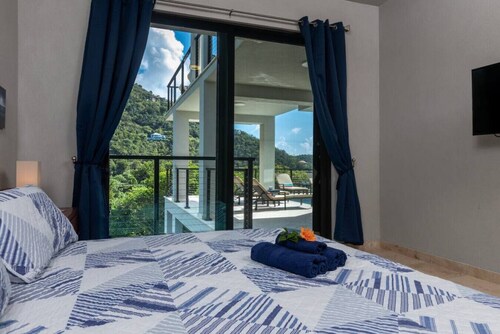 Tropical Seabreeze- Pool and back up power/solar