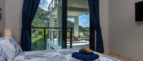 4 bedrooms, desk, iron/ironing board, free WiFi