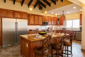 Großer Kühlschrank, Ofen, Geschirrspüler, Kochgeschirr/Geschirr/Besteck