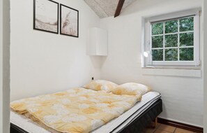4 bedrooms, travel cot, free WiFi - Beautiful home in Blåvand with sauna (Blåvand)