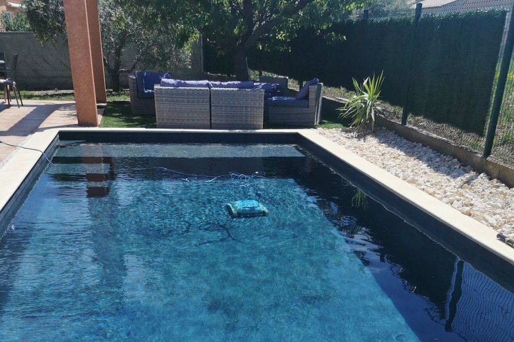 house with swimminig pool