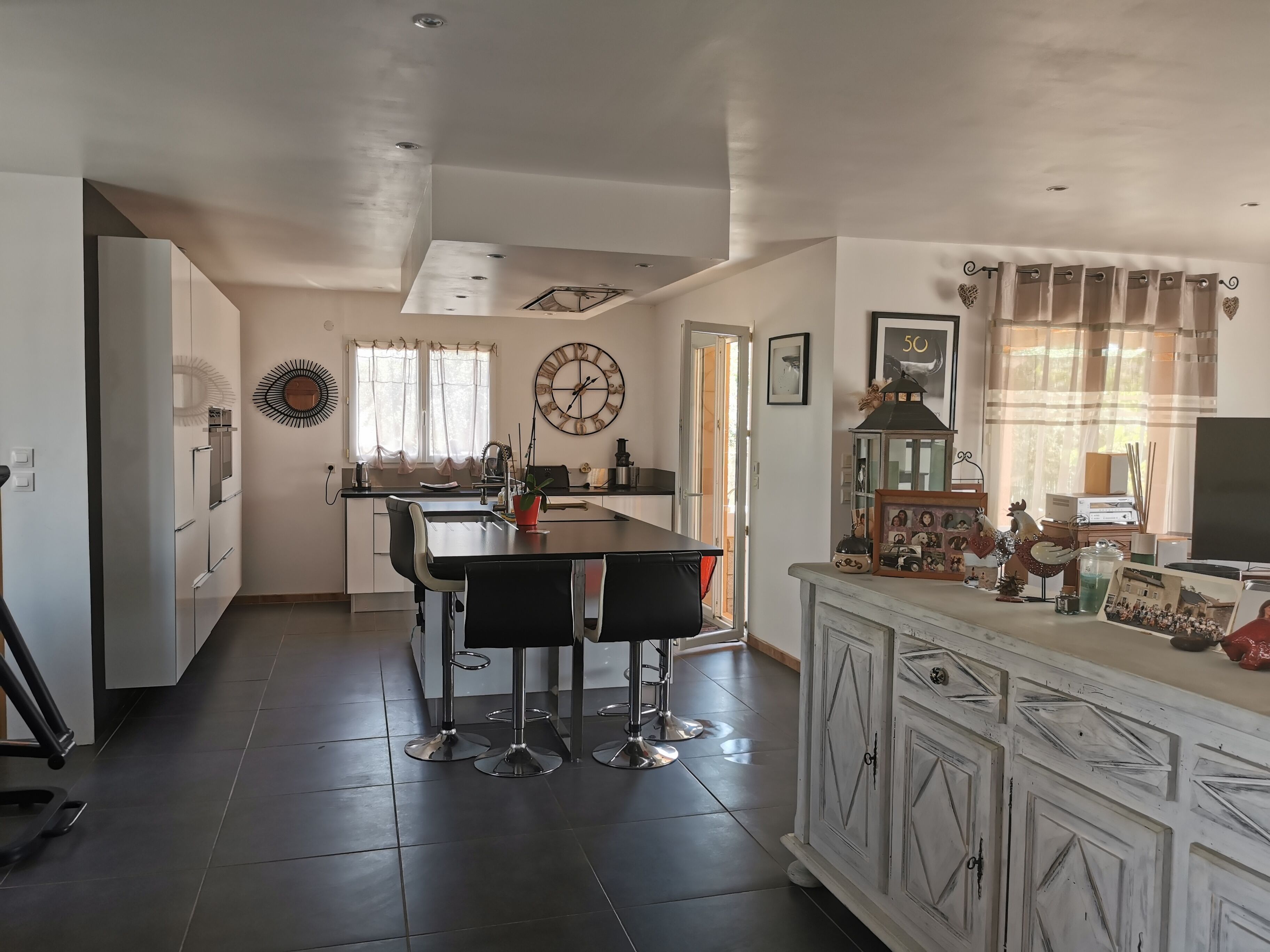 house with swimminig pool