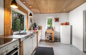 Kühlschrank, Mikrowelle, Herdplatte, Wasserkocher mit Kaffee-/Teezubehör