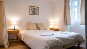 4 chambres, bureau, draps fournis