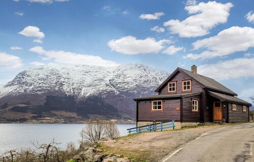 Beautiful home in Vallavik with kitchen