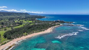 Sun-loungers, beach towels - Surfer's paradise on Oahu's North Shore - Split ACs (Kahuku)