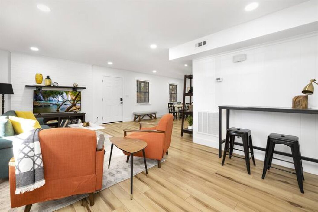 Stylish & Comfortable Duplex Best for Large Groups! Pet Friendly! Ample Parking