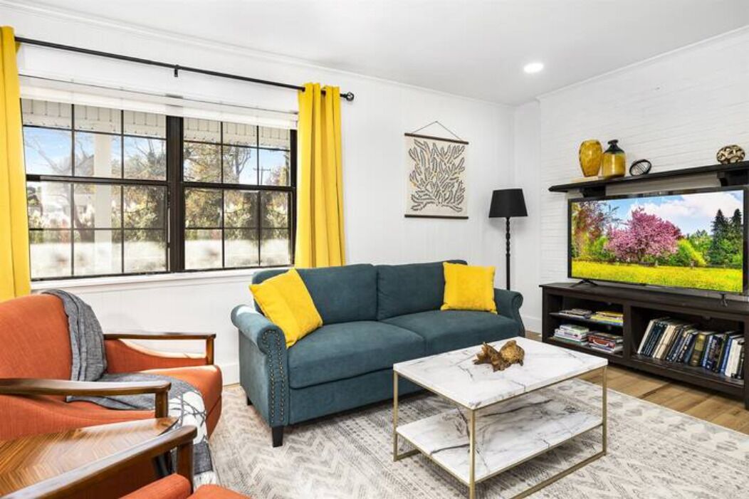 Stylish & Comfortable Duplex Best for Large Groups! Pet Friendly! Ample Parking