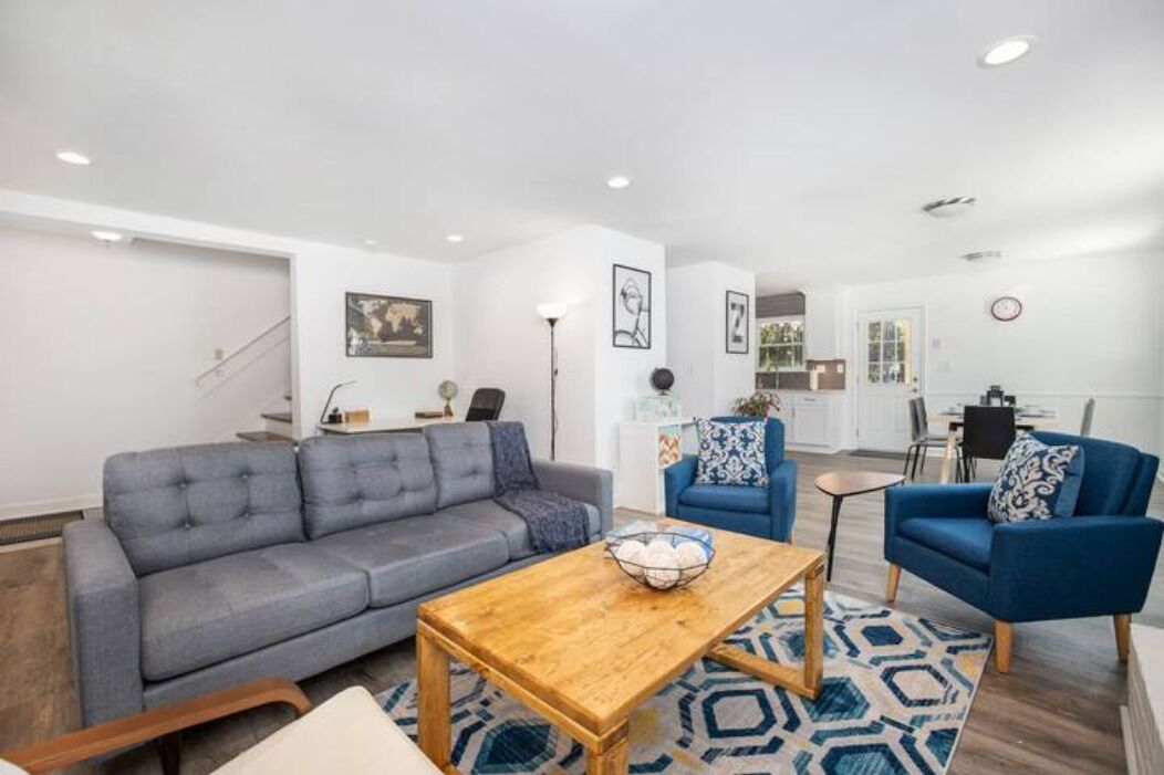 Stylish & Comfortable Duplex Best for Large Groups! Pet Friendly! Ample Parking