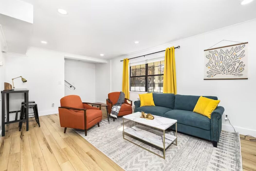 Stylish & Comfortable Duplex Best for Large Groups! Pet Friendly! Ample Parking