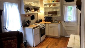 Cafetera y tetera, refrigerador, microondas y horno