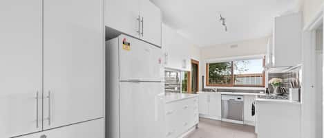 Frigorifero, microonde, forno, piano cottura