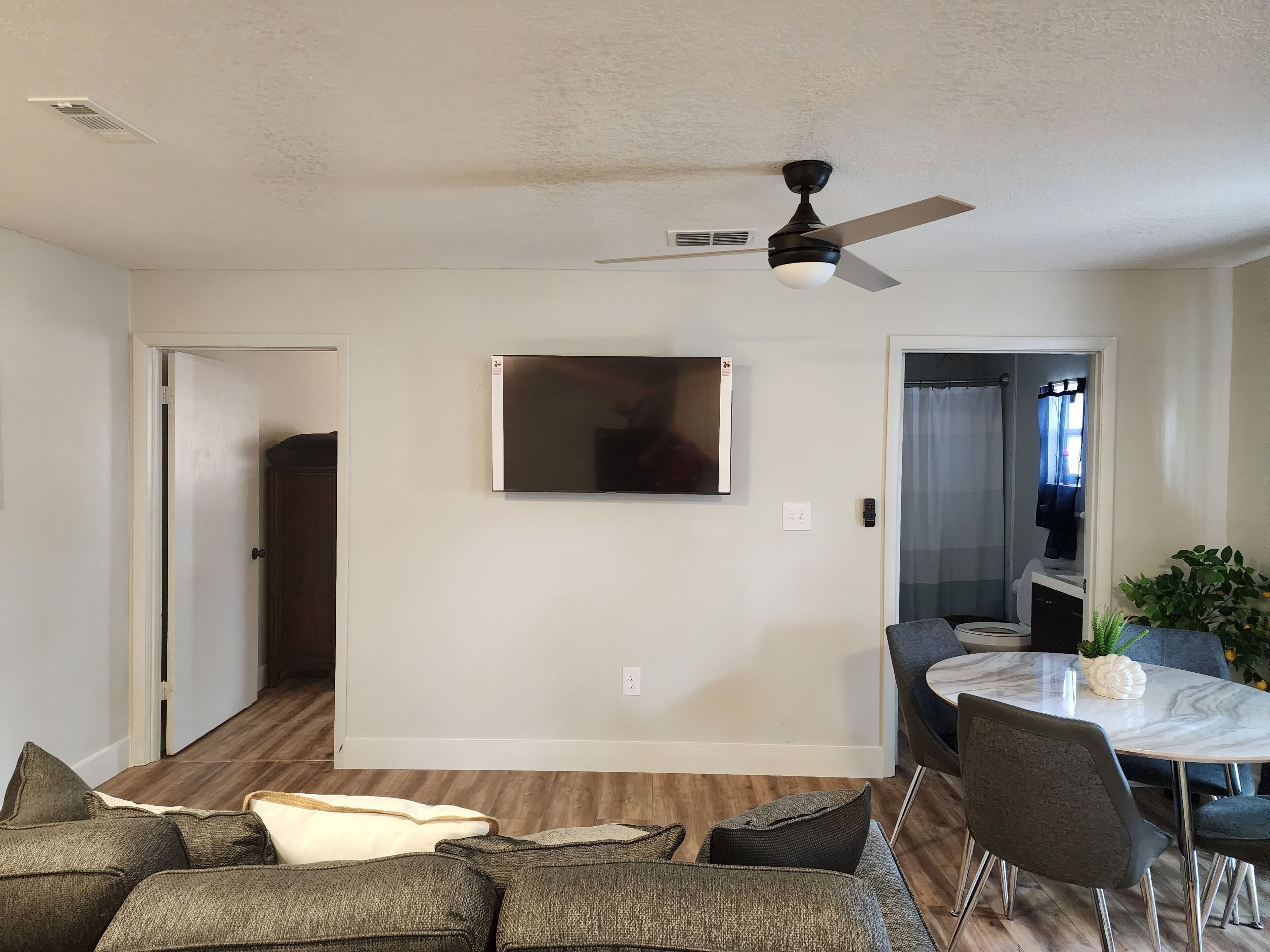 Cozy Apt. close to Stadium & Airport