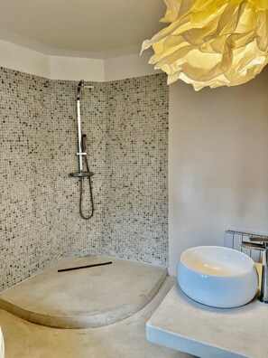 Shower, jetted tub, hair dryer, towels