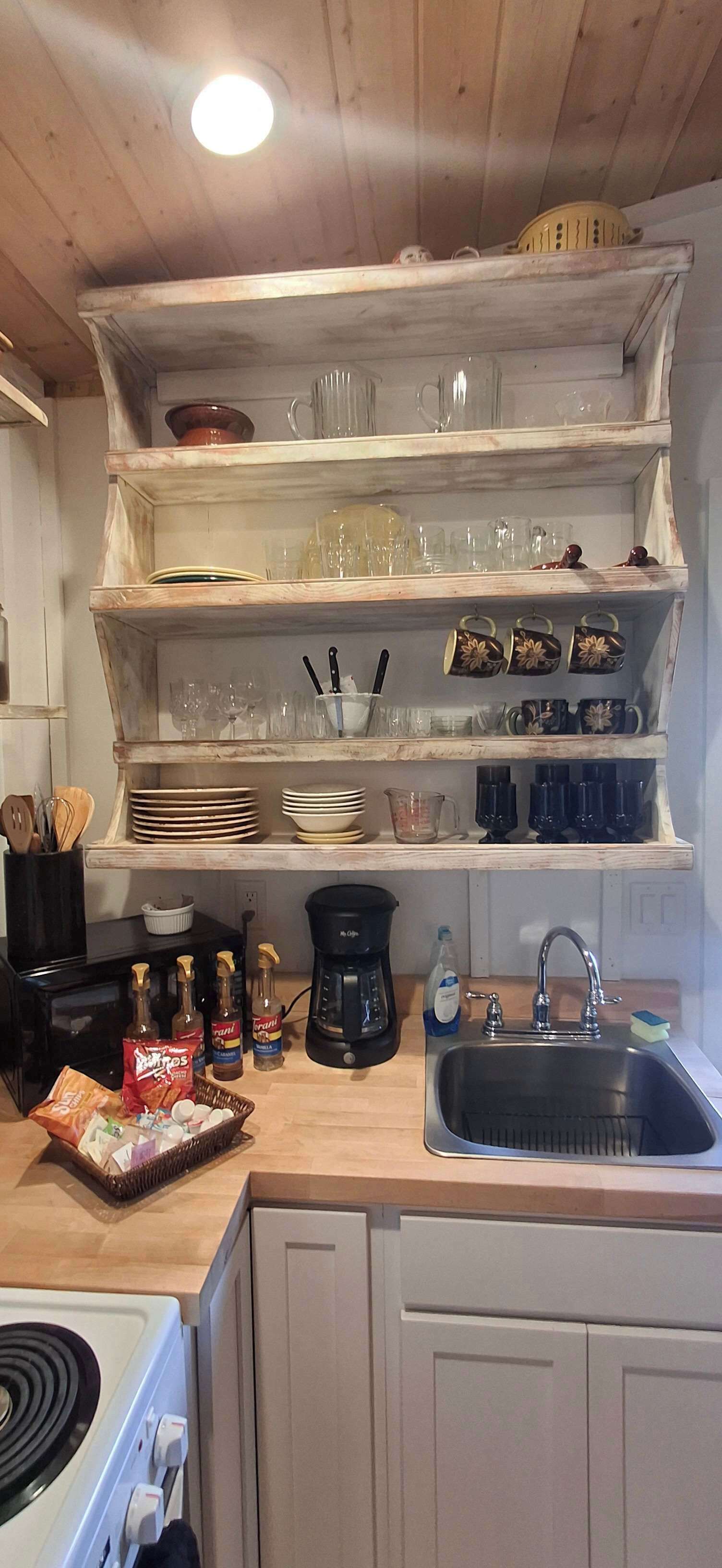 Cafetière/bouilloire, réfrigérateur, plaque de cuisson