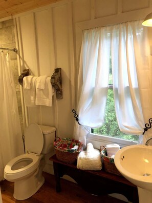 Dusche, Haartrockner, Handtücher, Seife