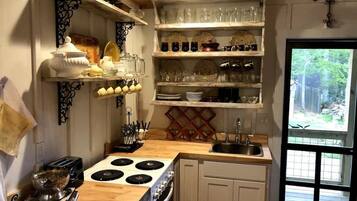 Cafeteira/chaleira, geladeira, cooktop